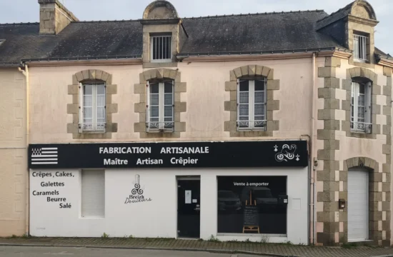 Facade de la boutique crepe galettes traiteur à Réguiny